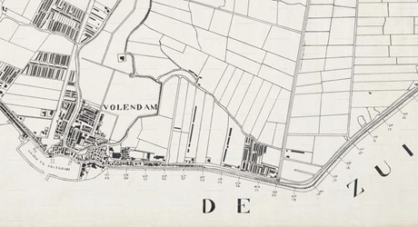 <p>In de jaren '20 en '30 van de twintigste eeuw bereikt de eendenhouderij rond Volendam haar hoogtepunt. De eendenhokken, ook wel <em>puulhokken</em> genoemd, (weergegeven als langgerekte stroken bebouwing) werden voornamelijk aan de zuidkant van de Broekgouw en aan het Edammerpad gebouwd. Kaart van Volendam, Zuidpolder, secties C en D uit 1930. (Waterlands Archief)</p>
